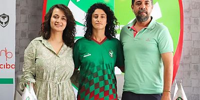 Amed Sportif Faaliyetleri Kadın Futbol Takımı Güzide Alçu ile sözleşme yeniledi 